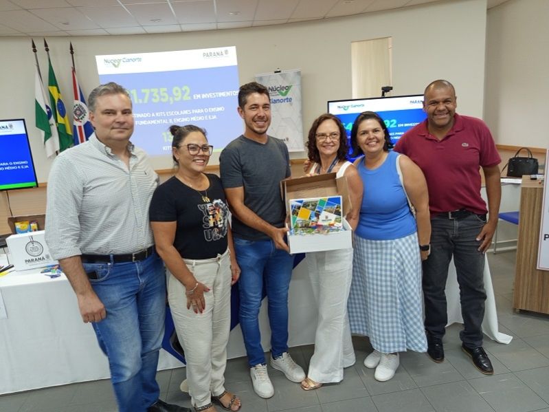 Imagem Vereadores de Cianorte participam de entrega de kits escolares