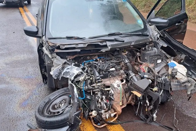 Imagem Acidente entre carro e caminhão deixa grávida ferida na PR-323