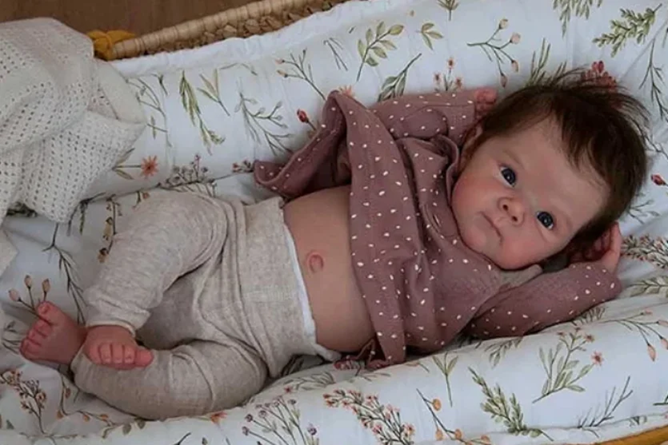 Imagem Mãe de bebê reborn pede na Justiça licença-maternidade
