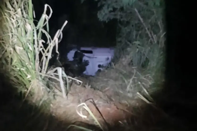 Imagem Motorista fica ferido após capotamento de furgão na PR-082 em Rondon