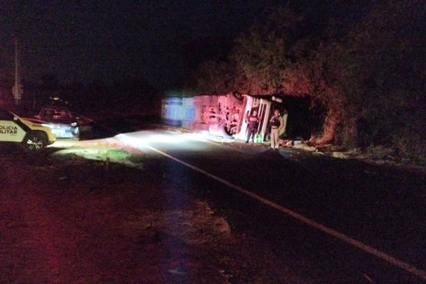 Imagem Caminhão tomba na PR-082, em Cidade Gaúcha; condutor não ficou ferido