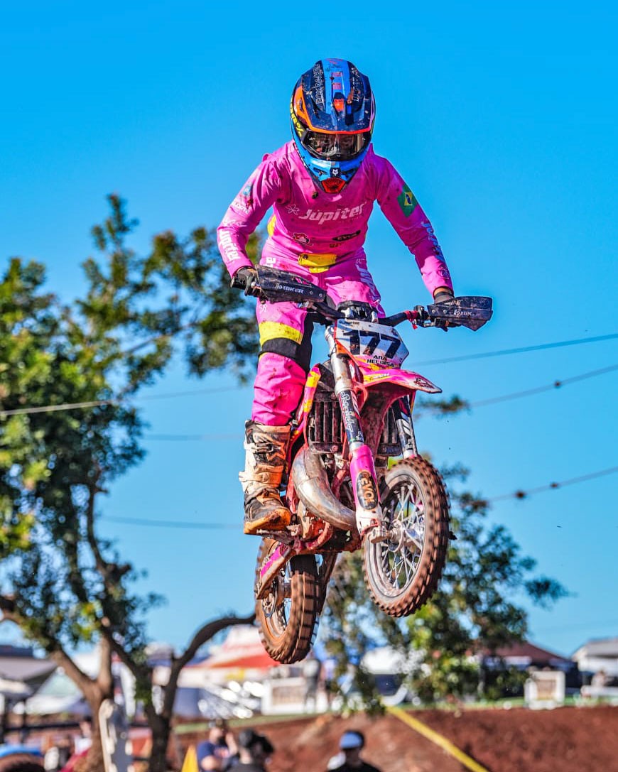 Imagem Jovem talento cianortense brilha em sequência de corridas de motocross