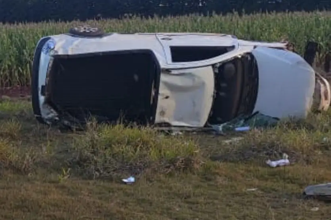 Imagem Motorista fica ferido após capotamento na PR-323, em Cianorte