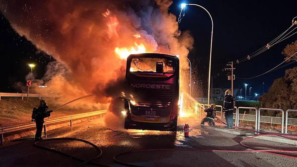 Imagem Ônibus que saiu de Umuarama para Florianópolis com 45 passageiros é destruído pelo fogo