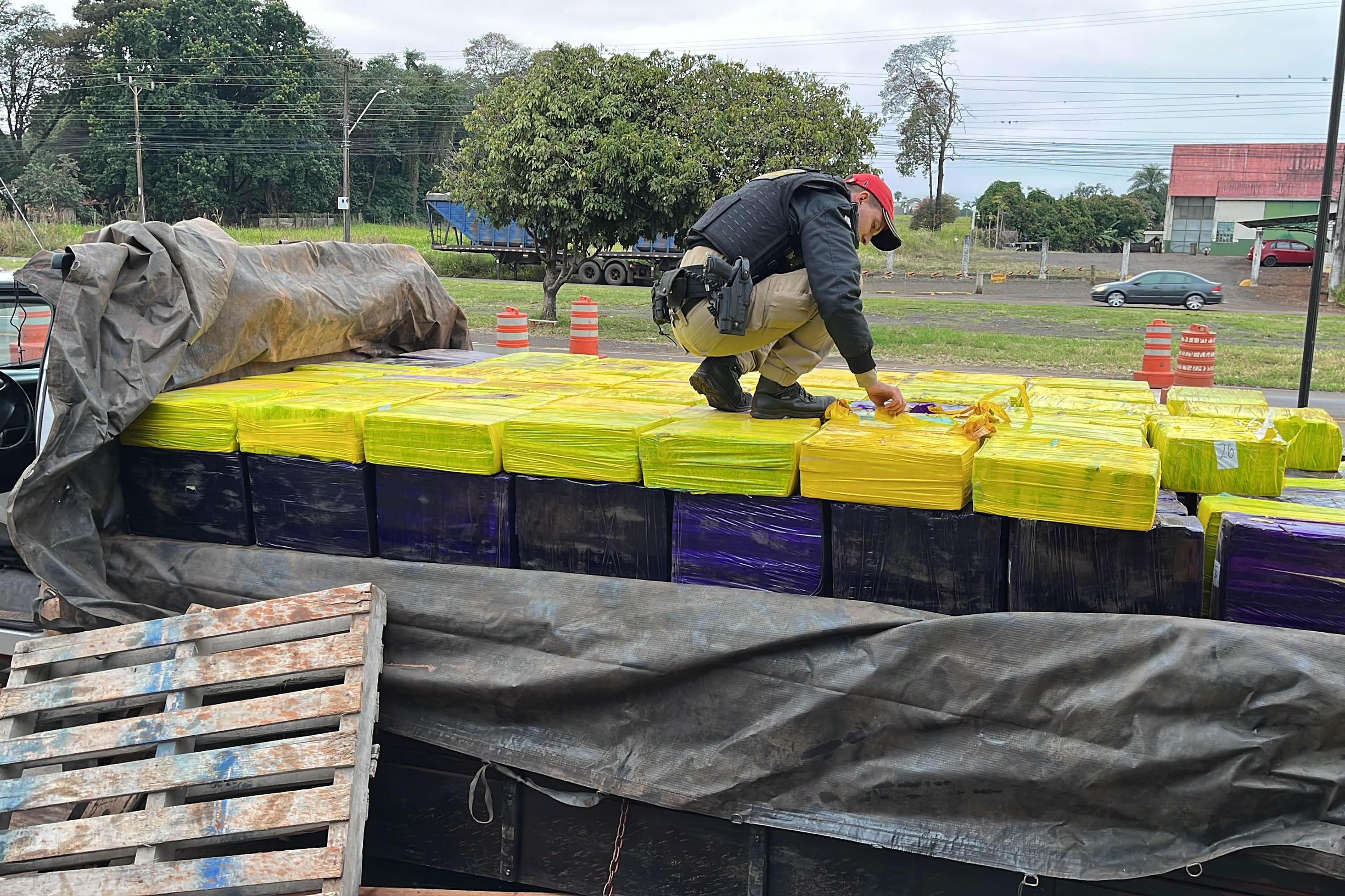 Imagem Região: PM apreende 3,36 toneladas de maconha ao suspeitar de caminhão com placa suja de barro
