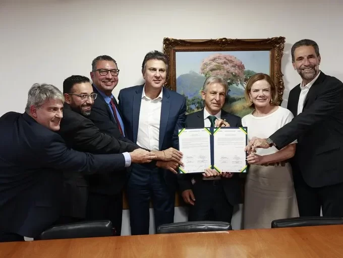 Autoridades em Brasília durante assinatura de convênio entre MEC e Itaipu para investimentos no IFPR Cianorte