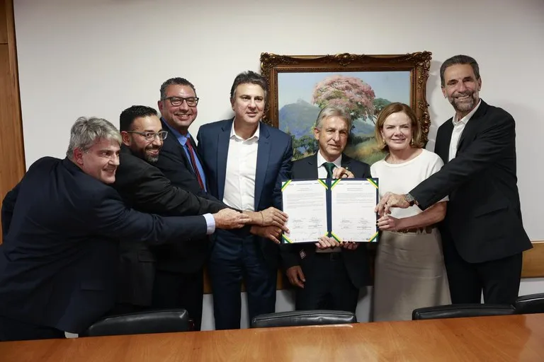 Autoridades em Brasília durante assinatura de convênio entre MEC e Itaipu para investimentos no IFPR Cianorte