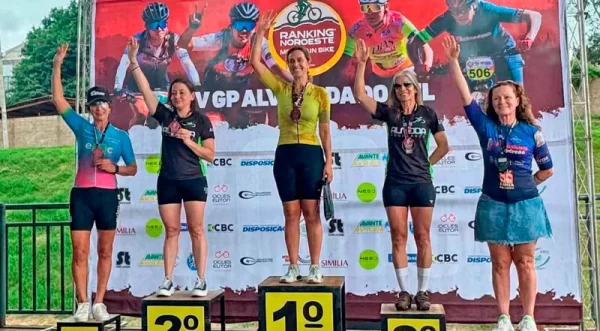 Ciclistas do Bike Clube Cianorte celebram conquistas no pódio do IV GP Alvorada do Sul