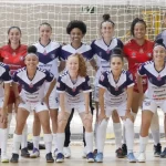 Equipe de jogadoras e comissão técnica do Cianorte Futsal Feminino posando para foto oficial dentro da quadra do ginásio