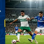 Jogador do Coritiba disputa a bola com defensor do Cruzeiro durante a partida Cruzeiro x Coritiba pelo Brasileirão 2026, com o placar final de 2 a 1 em destaque no Mineirão