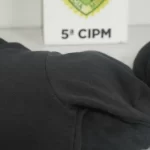 Roupas e boné pretos utilizados pelo suspeito do furto em Cianorte, apresentados na 5ª CIPM (Companhia Independente de Polícia Militar) após o crime