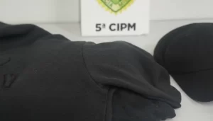 Roupas e boné pretos utilizados pelo suspeito do furto em Cianorte, apresentados na 5ª CIPM (Companhia Independente de Polícia Militar) após o crime