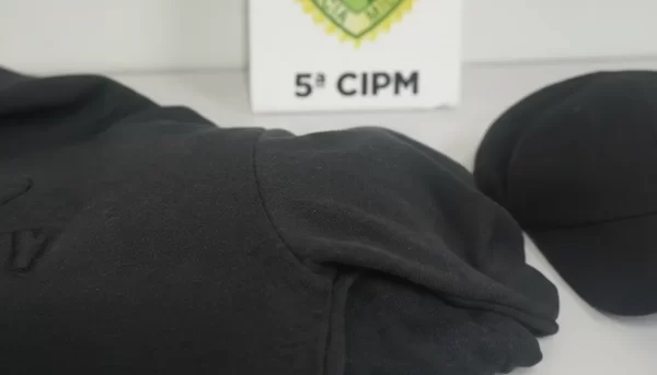 Roupas e boné pretos utilizados pelo suspeito do furto em Cianorte, apresentados na 5ª CIPM (Companhia Independente de Polícia Militar) após o crime