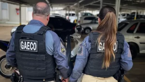 Agentes do GAECO de costas durante operação policial de busca e apreensão em Umuarama