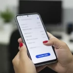 Trabalhador consultando o saldo do Abono Salarial 2026 no celular.