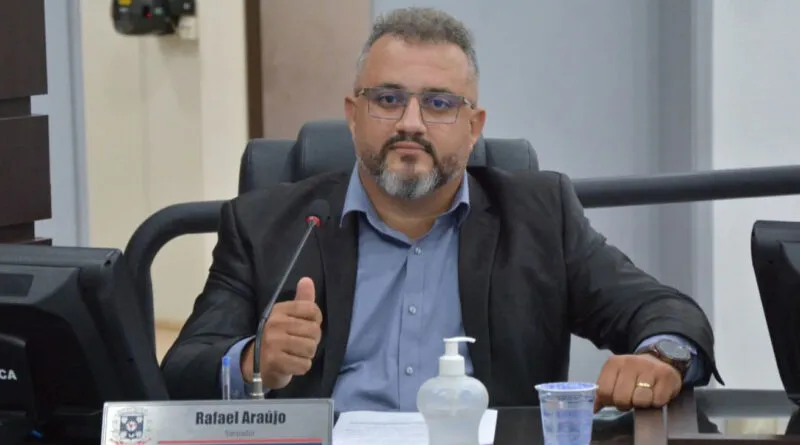 Vereador Rafael Araújo em sessão na Câmara de Cianorte