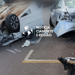 Carro capotado de rodas para cima na Avenida Paraíba após um acidente em Cianorte envolvendo veículos estacionados