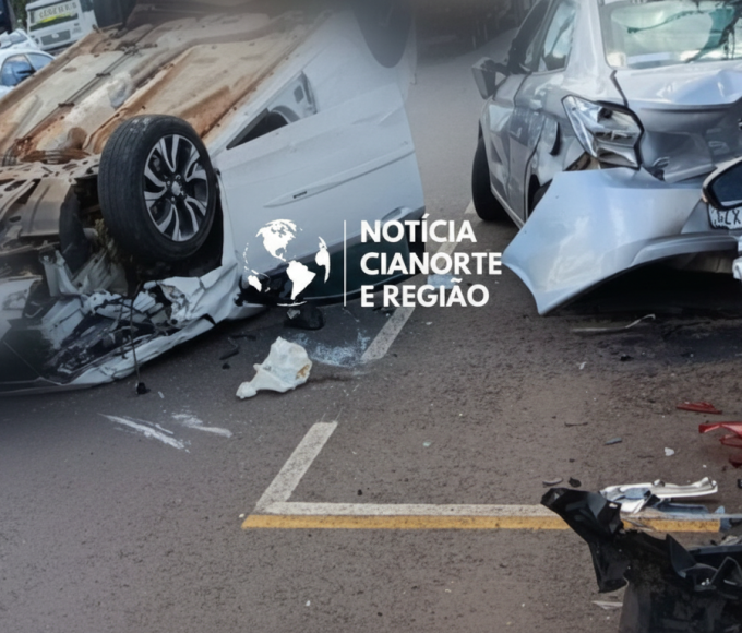 Carro capotado de rodas para cima na Avenida Paraíba após um acidente em Cianorte envolvendo veículos estacionados