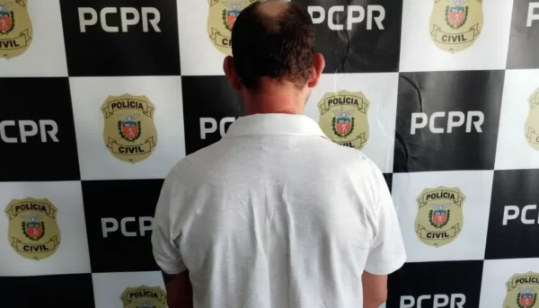 Roupas e boné pretos apreendidos com o suspeito de uma série de furto em Cianorte, exibidos na sede da 5ª CIPM