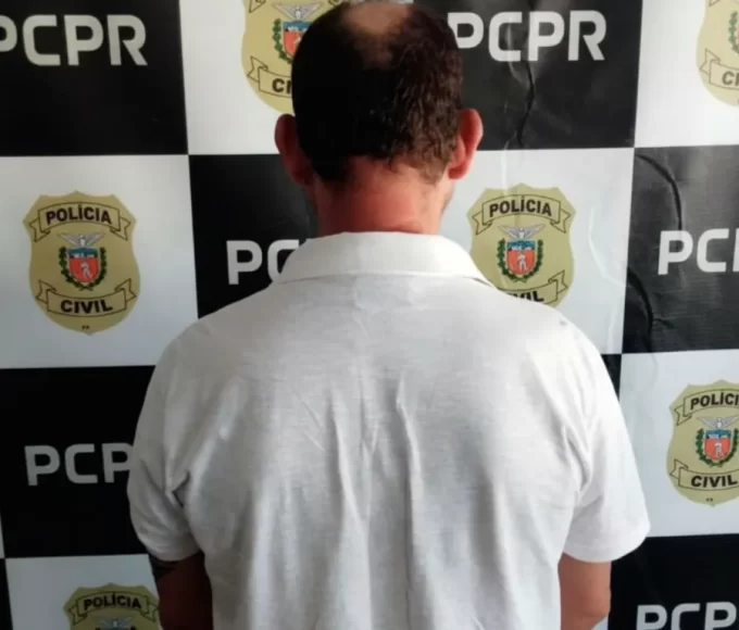 Roupas e boné pretos apreendidos com o suspeito de uma série de furto em Cianorte, exibidos na sede da 5ª CIPM
