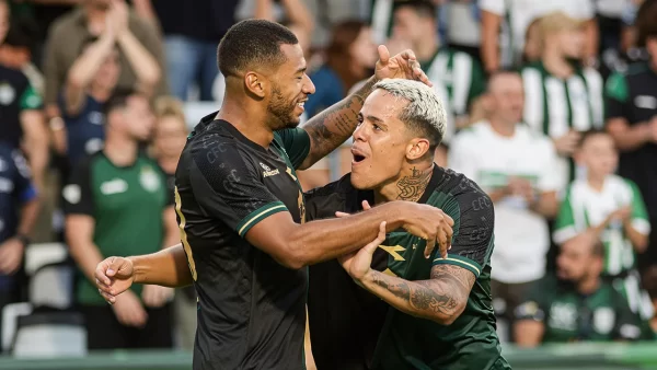 Vitória sobre o Cianorte encerrou jejum no Couto e foi celebrada pelos jogadores do Coxa. Foto: João Heim/Gazeta Press