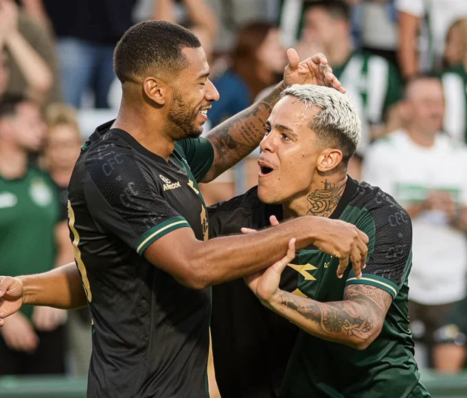 Vitória sobre o Cianorte encerrou jejum no Couto e foi celebrada pelos jogadores do Coxa. Foto: João Heim/Gazeta Press