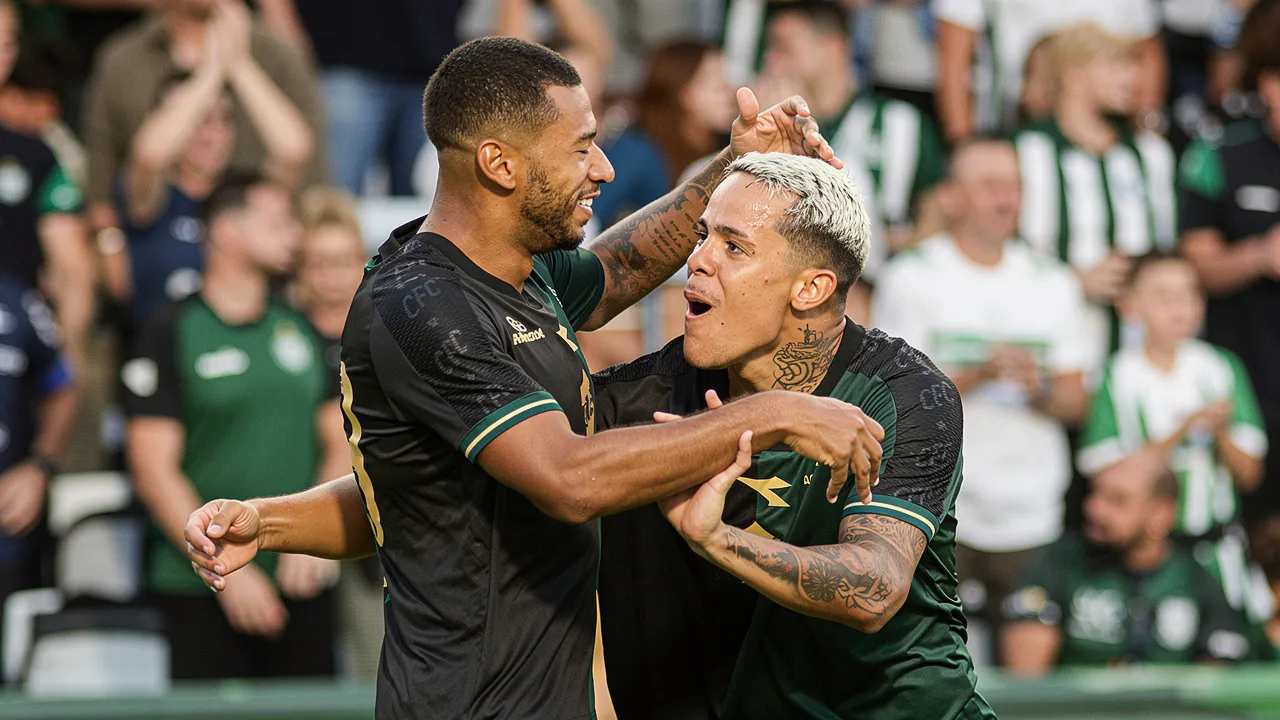 Vitória sobre o Cianorte encerrou jejum no Couto e foi celebrada pelos jogadores do Coxa. Foto: João Heim/Gazeta Press
