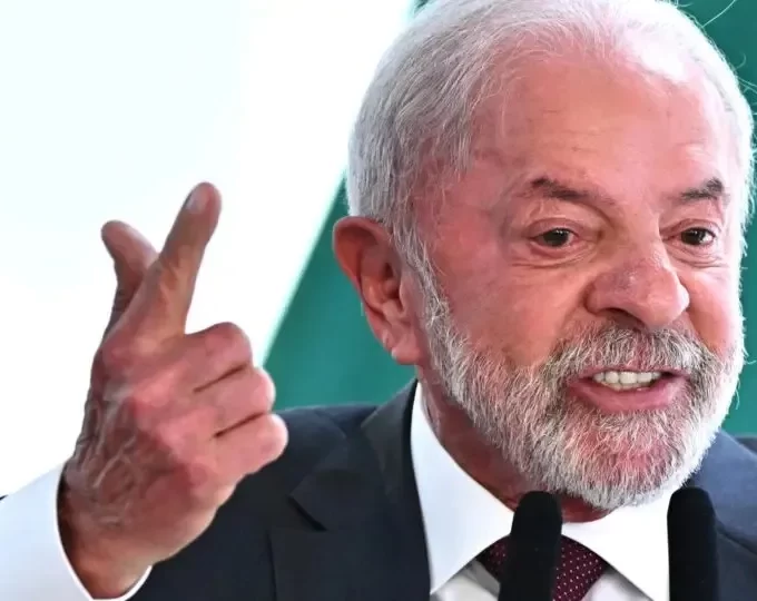 Presidente Lula discursa em púlpito oficial, simbolizando o embate político entre Lula e Bolsonaro