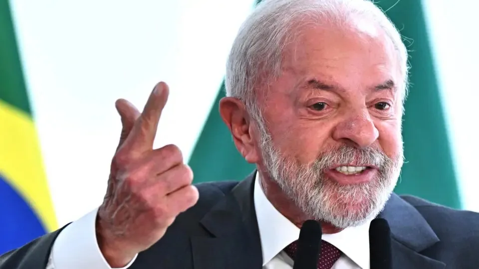 Presidente Lula discursa em púlpito oficial, simbolizando o embate político entre Lula e Bolsonaro