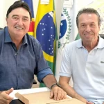 Deputado Márcio Nunes e autoridades durante anúncio de novos investimentos em Rondon na sede da prefeitura