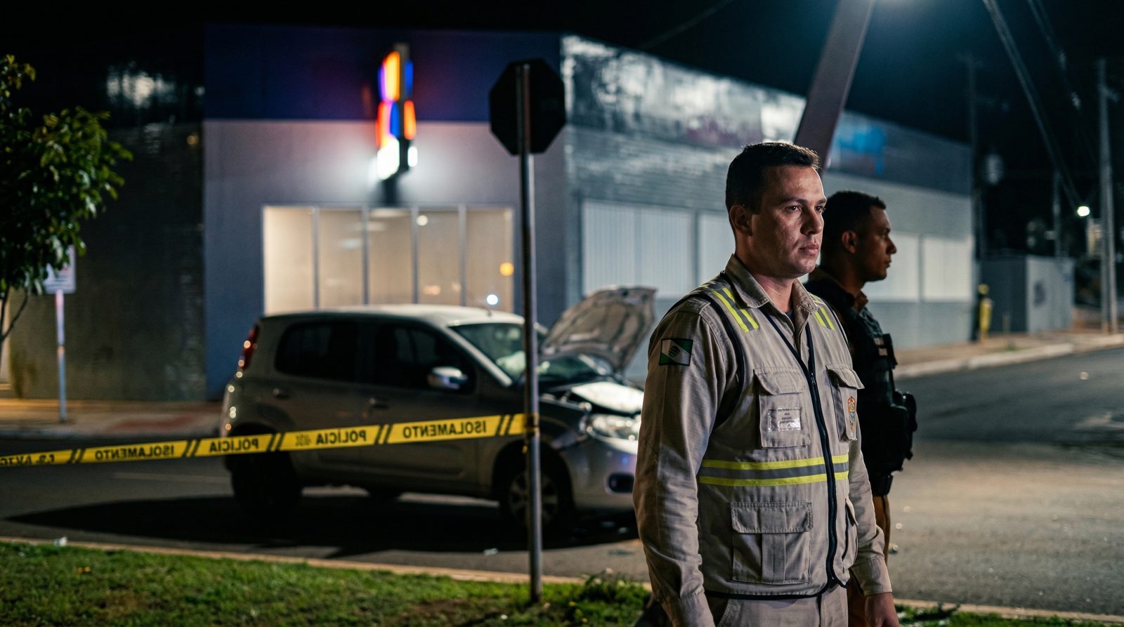 Veículo danificado após acidente no Novo Centro de Cianorte envolvendo colisão com poste de energia elétrica.