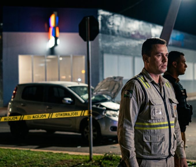 Veículo danificado após acidente no Novo Centro de Cianorte envolvendo colisão com poste de energia elétrica.