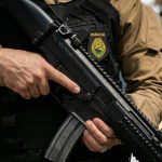 Policial militar consulta o sistema do Conselho Nacional de Justiça durante prisões por mandados de tentativa de homicídio e roubo