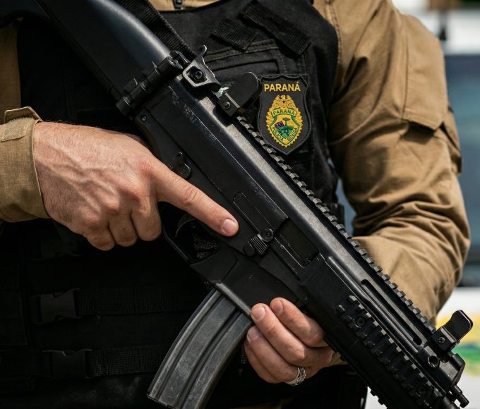 Policial militar consulta o sistema do Conselho Nacional de Justiça durante prisões por mandados de tentativa de homicídio e roubo