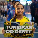 Aluna atleta segura a placa do município na cerimônia de abertura dos Jogos Escolares em Tuneiras do Oeste