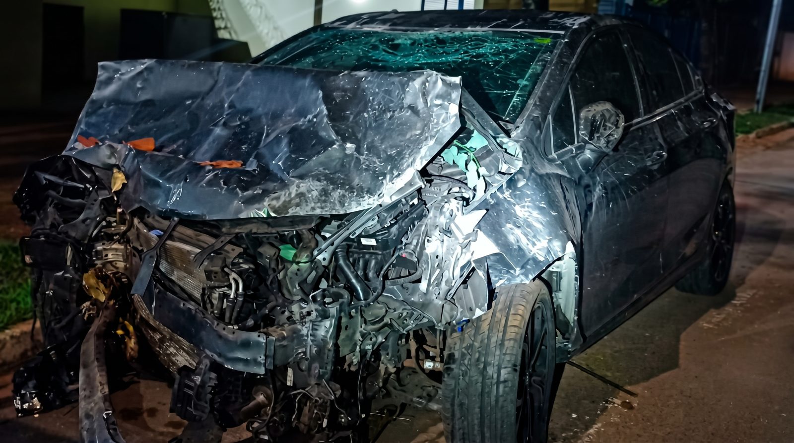 Carro destruído após acidente ligado a investigação policial em Cianorte