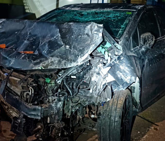 Carro destruído após acidente ligado a investigação policial em Cianorte