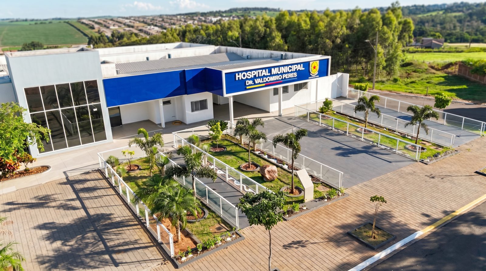 Fachada principal do Hospital Municipal de Terra Boa Dr. Valdomiro Peres com moderna estrutura azul e branca