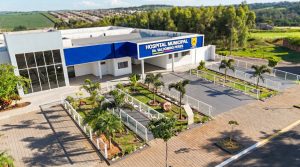 Fachada principal do Hospital Municipal de Terra Boa Dr. Valdomiro Peres com moderna estrutura azul e branca