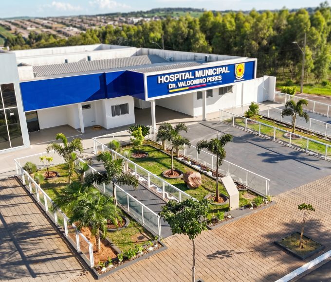Fachada principal do Hospital Municipal de Terra Boa Dr. Valdomiro Peres com moderna estrutura azul e branca