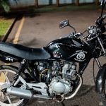 Motocicleta preta apreendida durante ocorrências policiais em Cianorte pela Polícia Militar.