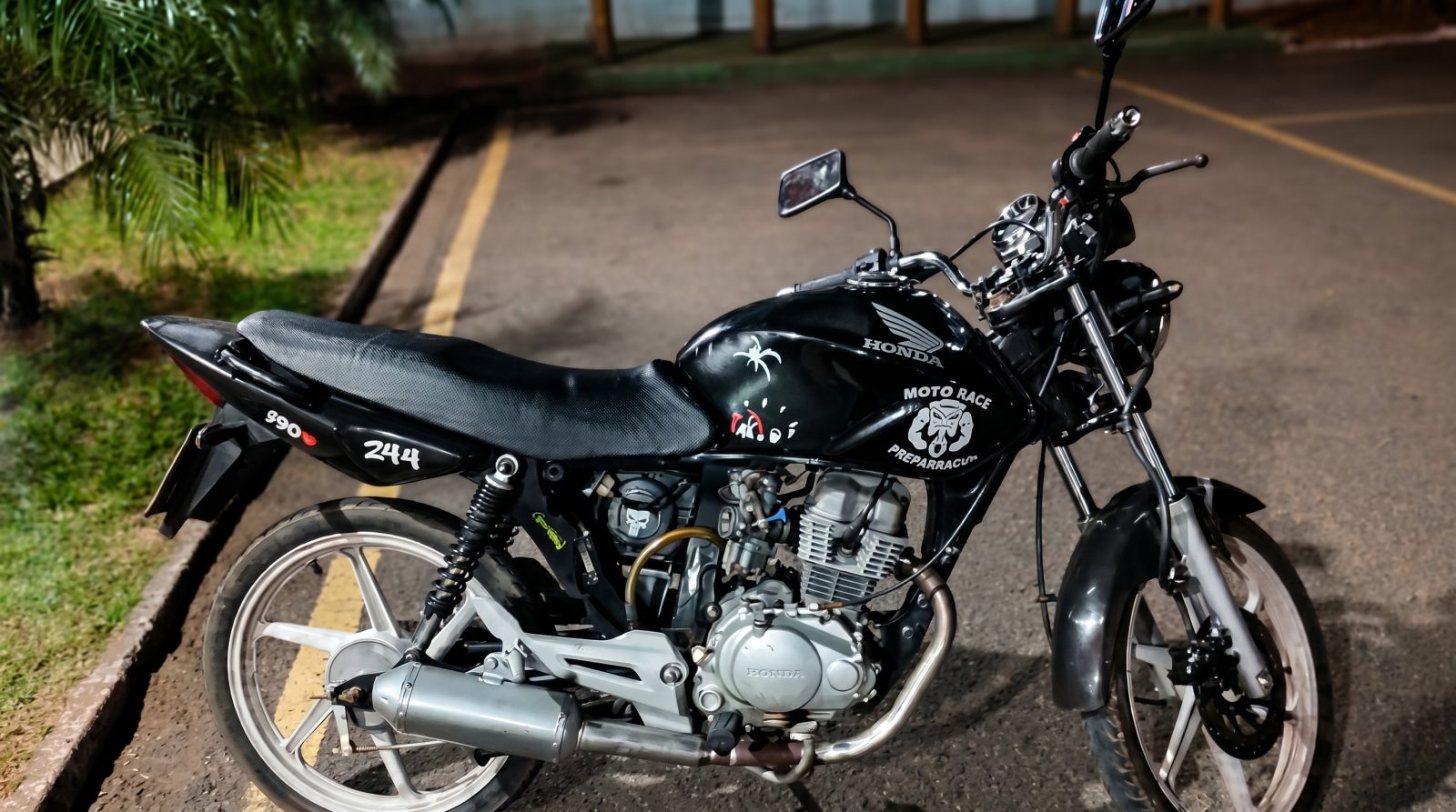 Motocicleta preta apreendida durante ocorrências policiais em Cianorte pela Polícia Militar.