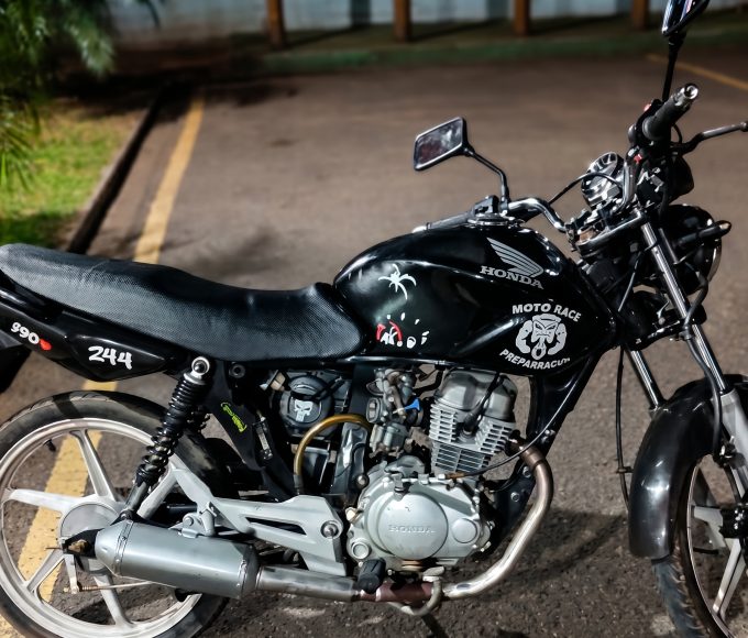Motocicleta preta apreendida durante ocorrências policiais em Cianorte pela Polícia Militar.