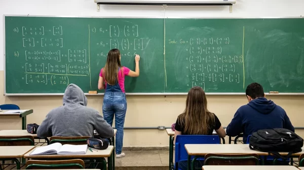 Sala de aula com professora explicando matéria para o PSS da Educação no Paraná.