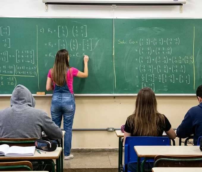 Sala de aula com professora explicando matéria para o PSS da Educação no Paraná.