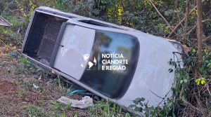 Picape utilitária tombada no acostamento após acidente na PR-323 em Jussara.