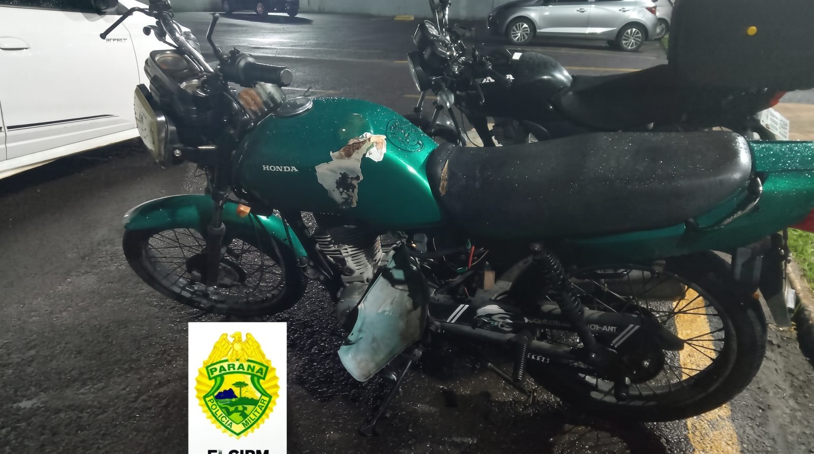 Motocicleta verde envolvida em acidente em Cianorte recolhida pela Polícia Militar