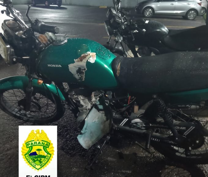 Motocicleta verde envolvida em acidente em Cianorte recolhida pela Polícia Militar
