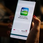 Consumidor consulta aplicativo para verificar prêmios do Nota Paraná que vencem em breve