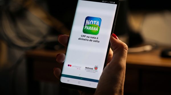 Consumidor consulta aplicativo para verificar prêmios do Nota Paraná que vencem em breve